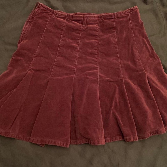 burgundy pleated mini skirt😇 very fall vibes🪷⭐️ - Picture 1 of 1